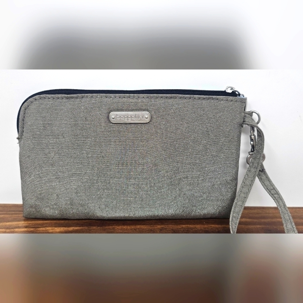 Baggallini On The Go Wristlet Wallet Phone Travel Silver Blue RFID